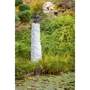Rottenecker Bronze Drachenvogel Skulptur als Teichdeko auf Steinsäule im Gartenteich.
