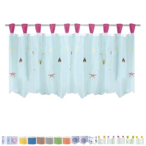Zarte, hellblaue Bistrogardine mit pinken Schlaufen und Schmetterlings-Motiven.