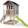 Graues EXIT Loft 500 Holzspielhaus mit Rutsche, Sandkasten und Leiter.