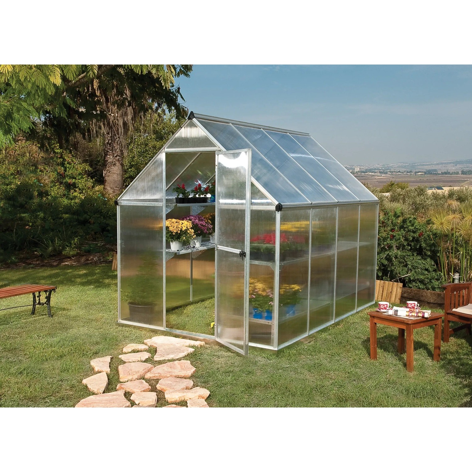 CANOPIA Gewächshaus Silber 4,6 m² mit geöffneter Tür und Pflanzen auf Regalen im Garten.