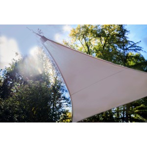 Dreieckiges, taupefarbenes Perel Sonnensegel mit LED-Beleuchtung im Garten.