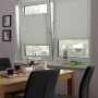 Weißes Gardinia Wabenplissee Concept Thermo am Fenster, energiesparend und abdunkelnd.