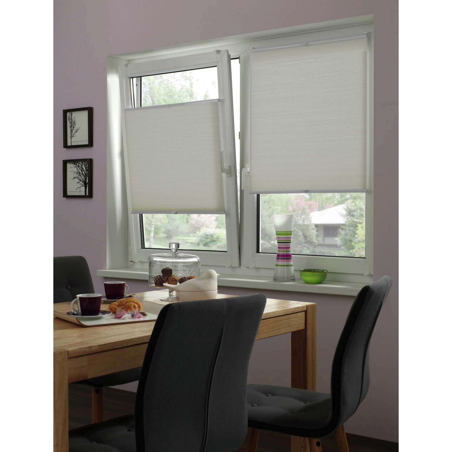 Weißes Gardinia Wabenplissee Concept Thermo am Fenster, energiesparend und abdunkelnd.