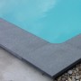 Dunkelgraue Summer Fun Granitumrandung für Römertreppe am Pool.