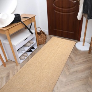 Beiger Sisal-Läufer Sion im Flur auf Holzparkett. Robuster Flachgewebe-Teppich 80x120cm aus Polypropylen.