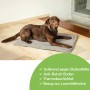 Bestlivings Thermotierdecke, grau, 70x100 cm. Hund liegt entspannt auf der wärmeisolierenden Decke.