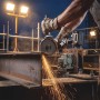STAHLWERK Akku Winkelschleifer im Einsatz beim Trennen von Metall, Funken sprühen.