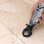 Dremel 568 Fugenmörtel-Entferner im Einsatz auf Fliesen, Zubehör für Miniaturwerkzeuge.