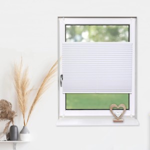 Weißes Deco-Raum Plissee Basic 65x150 cm am Fenster, blickdicht und ohne Bohren montiert.