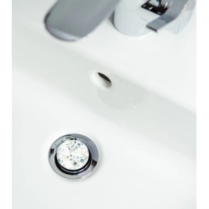 Sanilo Waschbeckenstöpsel Eukalyptus im weißen Waschbecken mit Armatur.