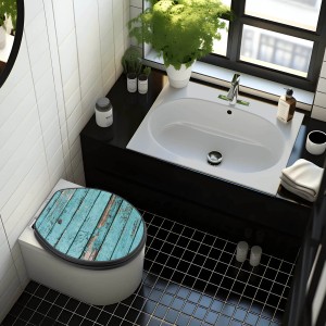 Banjado WC-Sitz Anthrazit mit blauem Holzlatten-Motiv und Absenkautomatik im Badezimmer.