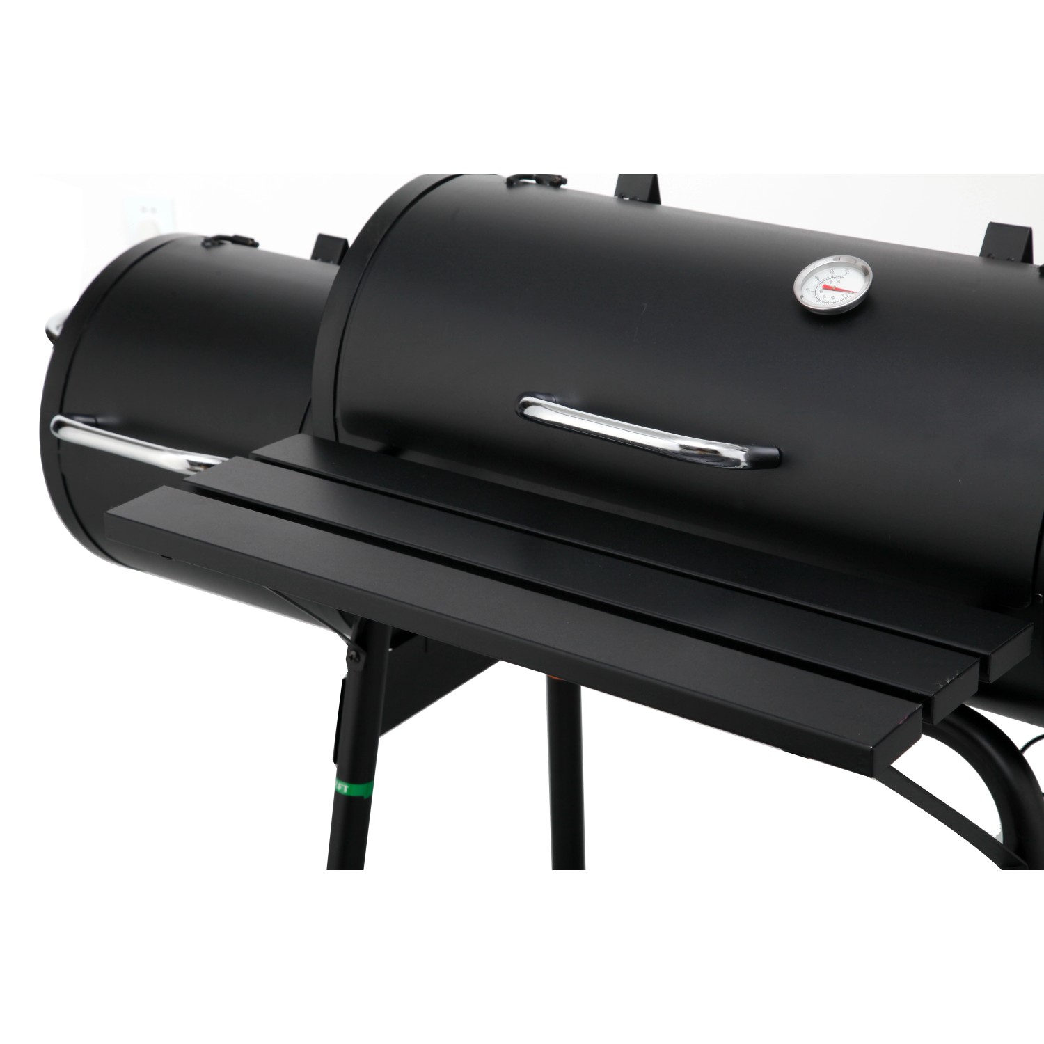 Schwarzer tepro Smoker Wichita Holzkohlegrill mit Ablage und Thermometer.