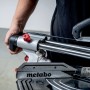Metabo KGS 254 M Kapp- und Zugsäge in Aktion, Detailaufnahme der Säge mit Hand am Griff.