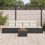Schwarzes 5-teiliges Garten-Sofa-Set aus Poly Rattan mit Kissen und Tisch.