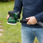 Bosch Akku-Exzenterschleifer UniversalOrbit 18V-20 im Einsatz mit Staubabsaugung.