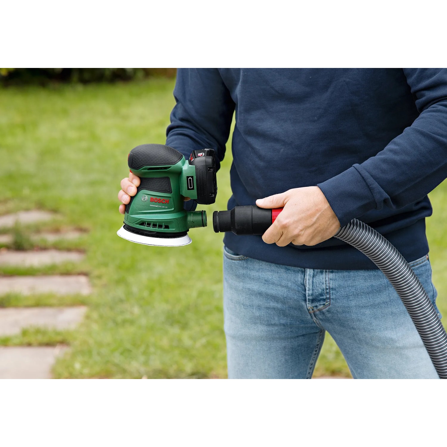 Bosch Akku-Exzenterschleifer UniversalOrbit 18V-20 im Einsatz mit Staubabsaugung.
