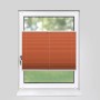 Orangefarbenes Deco-Raum Plissee Basic 90x210cm am Fenster, blickdicht und ohne Bohren.