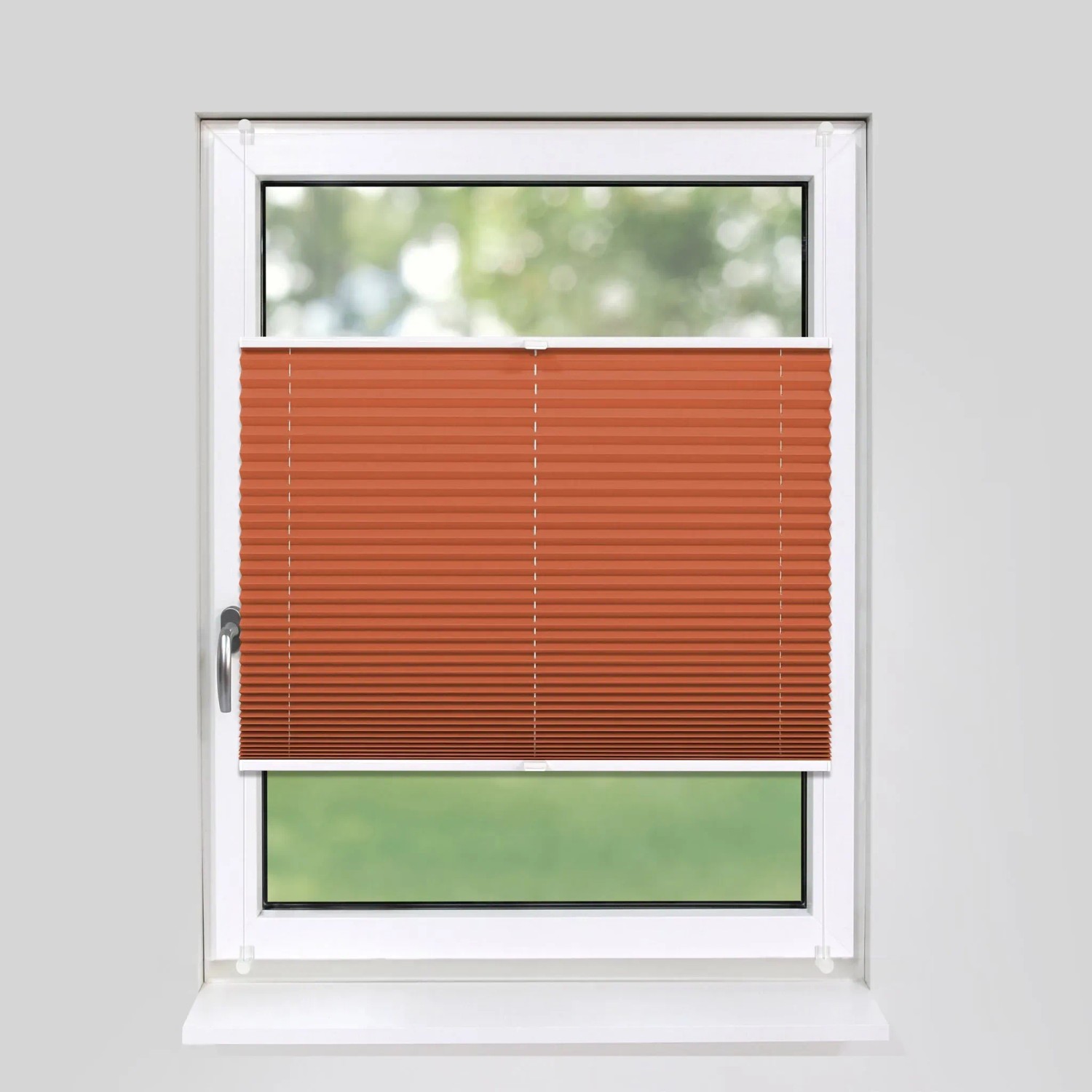 Orangefarbenes Deco-Raum Plissee Basic 90x210cm am Fenster, blickdicht und ohne Bohren.