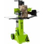 Zipper Holzspalter ZI-HS8TN_230V in Grün mit Holzstück zum Spalten.