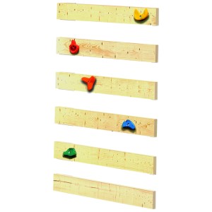 Kletterwand für Karibu Spielturm Lotti mit bunten Klettergriffen an Holzbrettern.