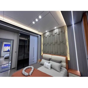 Schlafzimmer mit anthrazitfarbenen Colortree Wandpaneelen in Holzoptik als Wandverkleidung.