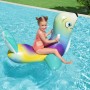 Kind auf Bestway Schwimmtier Robbe im Pool. Buntes Design, ca. 141x110 cm.