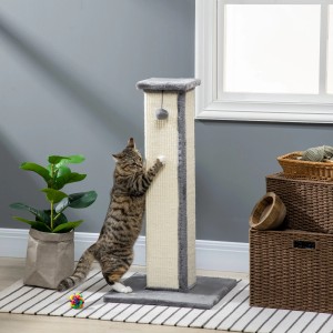 Katze kratzt an PawHut Kratzstamm (81cm) mit Spielball. Kratzbaum in Beige/Grau.