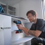 Handwerker mit Bosch Akku-Bohrschrauber GSR 18V-45 beim Möbelbau. Inkl. Akkus & 82-teiligem Zubehör-Set.