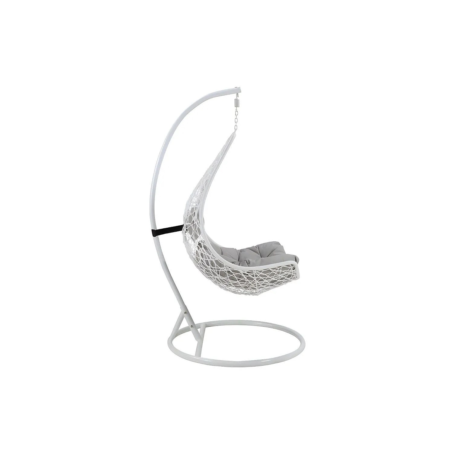 Weißer Vente-unique Hängesessel Orosi aus Polyrattan mit grauen Kissen auf weißem Metallgestell.