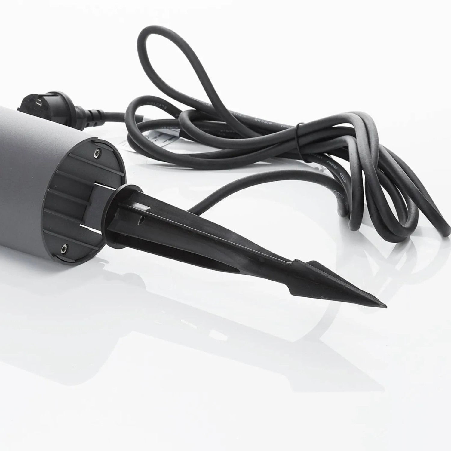 Lucande Anton LED Gartenstrahler aus Aluminium, alufarben, mit Erdspieß und Kabel.