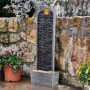 Moderner Teamson Home Gartenbrunnen mit LED-Beleuchtung und Kieselbasis in Grau.