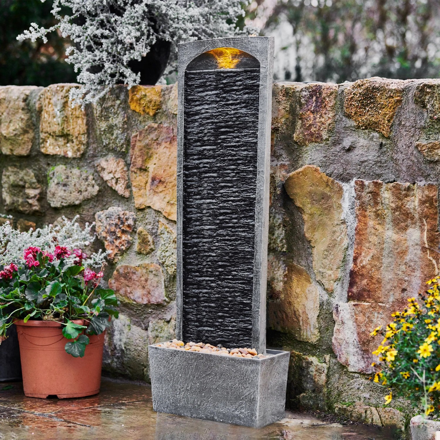 Moderner Teamson Home Gartenbrunnen mit LED-Beleuchtung und Kieselbasis in Grau.