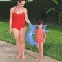 Mutter und Kind mit blauem Bestway Schwimmring im Tierdesign für Badespaß.