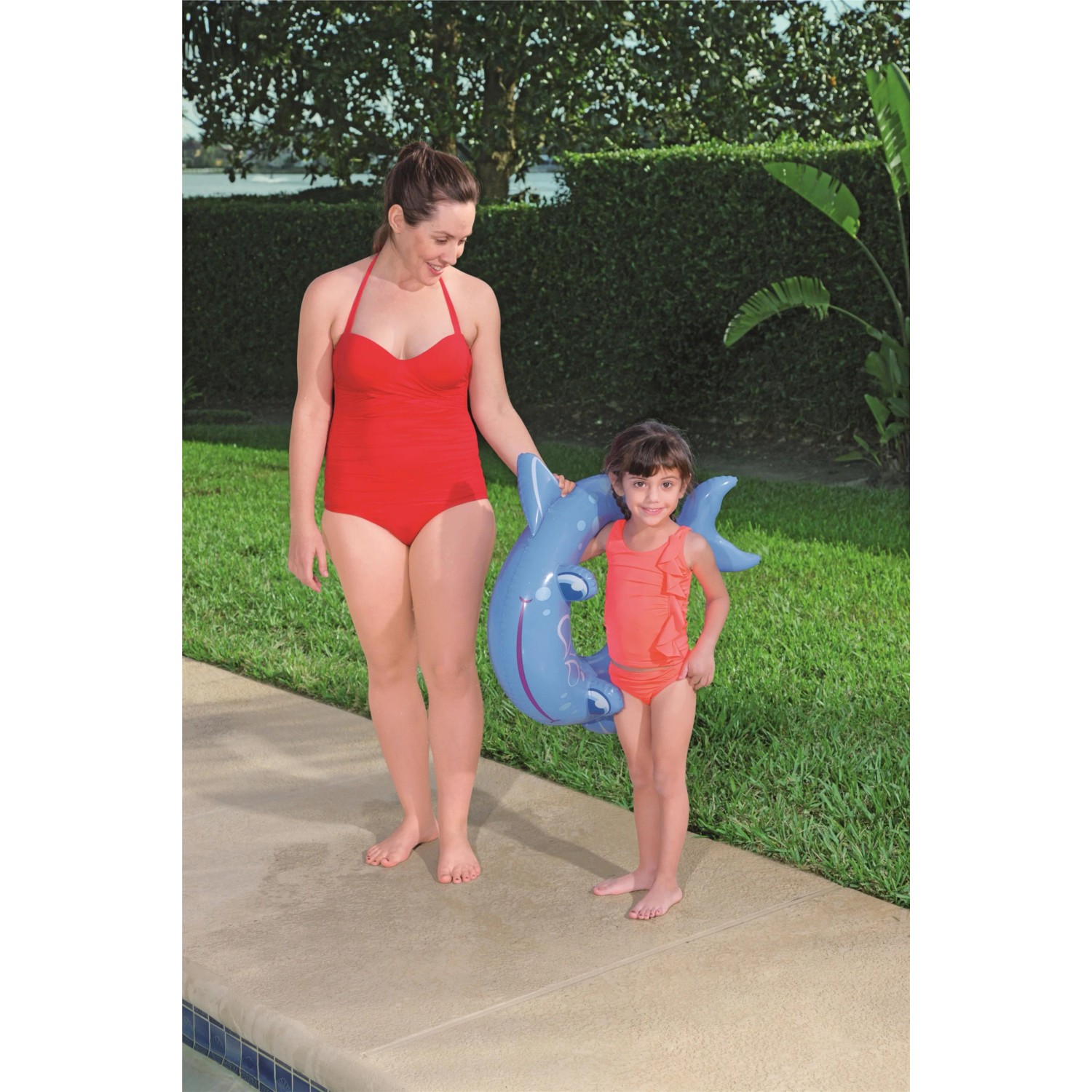Mutter und Kind mit blauem Bestway Schwimmring im Tierdesign für Badespaß.
