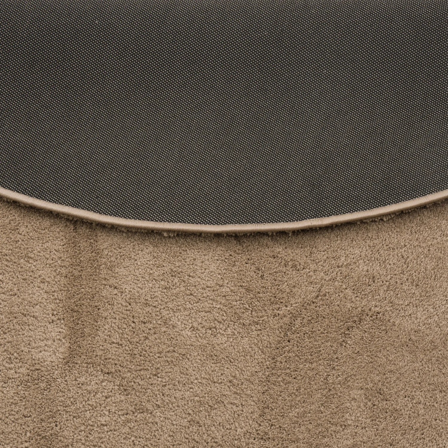 Detailansicht: Runder, taupefarbener Hochflor Teppich (120x120cm) mit weicher Textur.