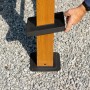 SOJAG Grillpavillon Maui: Pfosten in Holzoptik mit schwarzer Fußabdeckung auf Kies. Montage-Detail.