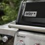 Detailansicht des Weber Gasgrills EP-435 Spirit 2025 mit 4 Brennern und digitalem Thermometer.