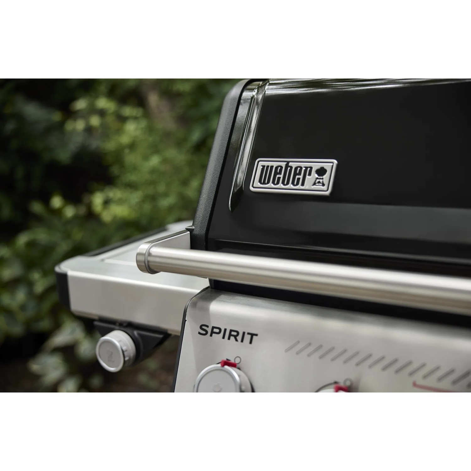 Detailansicht des Weber Gasgrills EP-435 Spirit 2025 mit 4 Brennern und digitalem Thermometer.