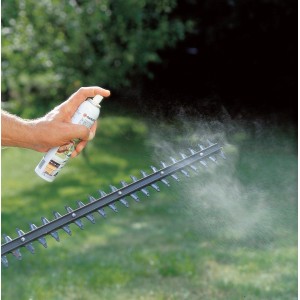 Gardena Pflegespray für Kettensägen: Anwendung auf Heckenschere, schützt vor Verschleiß und Rost.