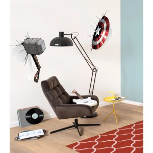Komar Wandsticker Avengers Powerful (70x50cm) im Wohnraum mit Sessel, Lampe und Deko.