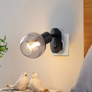Moderne Lindby Wandleuchte Lioma in Schwarz mit Glaskugel für den Innenbereich.