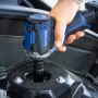 LUX-TOOLS Akku-Schlagschrauber im Einsatz beim Schrauben an einem Auto.