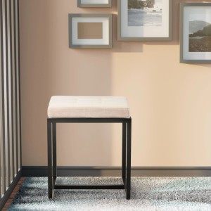 Cremefarbener Sitzhocker Barci aus Stoff mit schwarzem Metallgestell und gepolsterter Sitzfläche im Steppmuster.