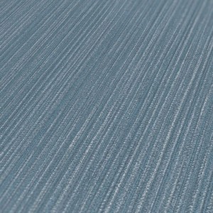 Moderne, taubenblaue Vliestapete mit feinen, silbernen Linien für Wohn- und Schlafzimmer.