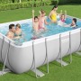 Bestway Frame Pool-Set Power Steel, 412x201x122 cm, lichtgrau, eckig, mit Familie im Garten.