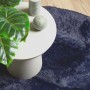 Marineblauer Shaggy Hochflor Teppich NAVARRA aus weichem Polyester, mit Beistelltisch und Pflanze.