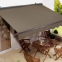 Hülsenmarkise Belport 3x2m in Taupe mit Motor, ausgefahren über einer Terrasse mit Gartenmöbeln.