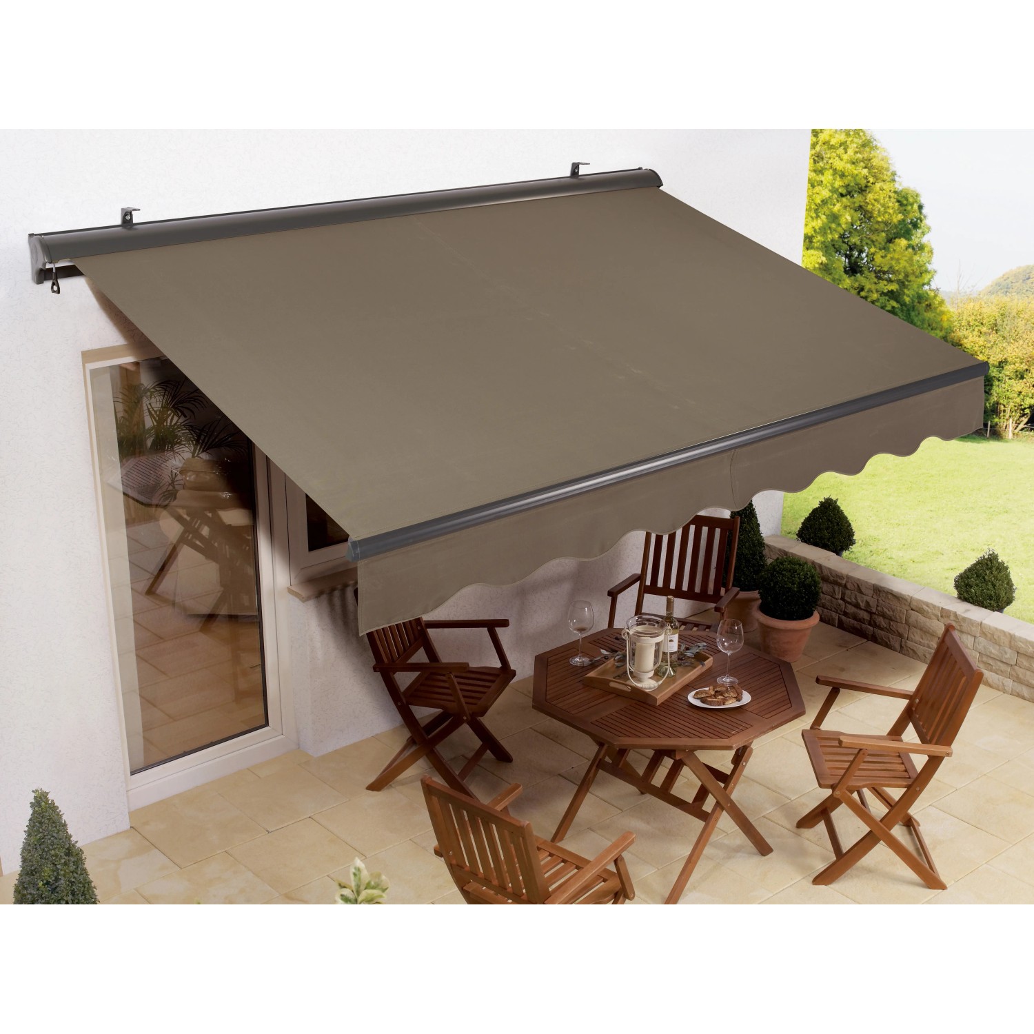 Hülsenmarkise Belport 3x2m in Taupe mit Motor, ausgefahren über einer Terrasse mit Gartenmöbeln.