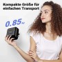 Frau hält kleinen schwarzen Wiltec Airbrush Kompressor (0,85 kg) in der Hand. Kompakte Größe für einfachen Transport.