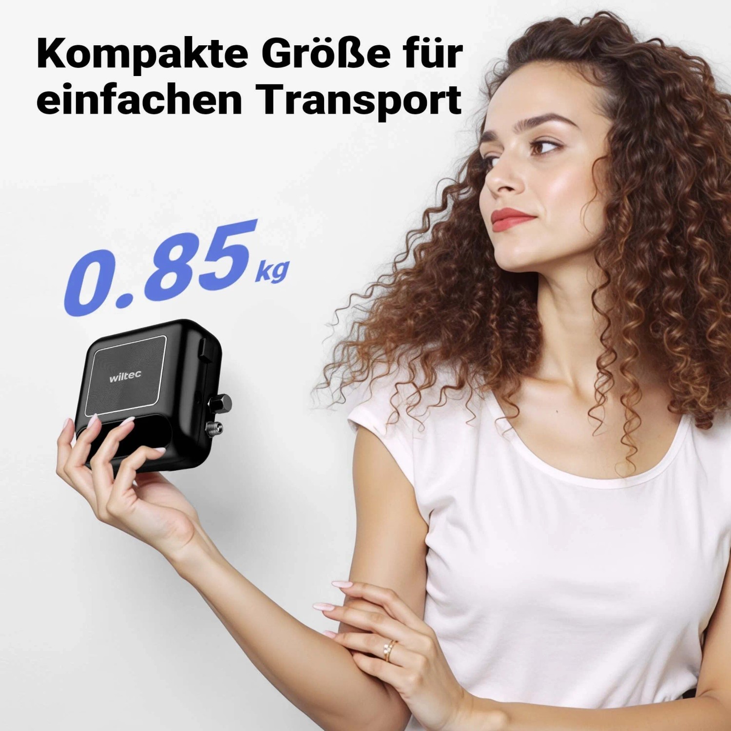 Frau hält kleinen schwarzen Wiltec Airbrush Kompressor (0,85 kg) in der Hand. Kompakte Größe für einfachen Transport.